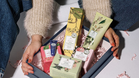 Geschenkbox mit Naturkosmetik wird geöffnet – nachhaltige Kundengeschenke von LACARLA