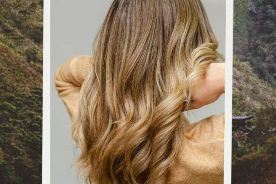 Frau mit glänzendem, welligem Haar – das Ergebnis natürlicher Haarpflege mit Magrada Conditioner bei LACARLA