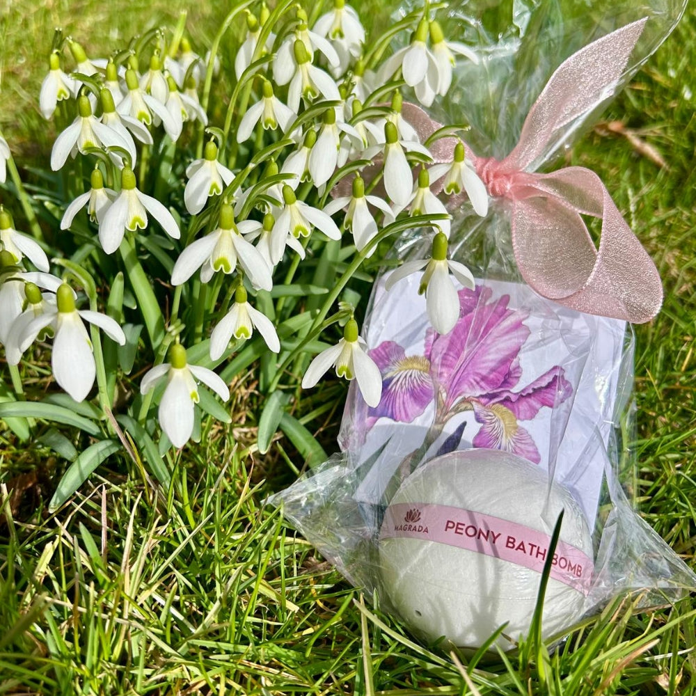 Natürliche Ostergeschenke mit Naturkosmetik – Pflegeprodukte im Frühlingsnest mit Schneeglöckchen