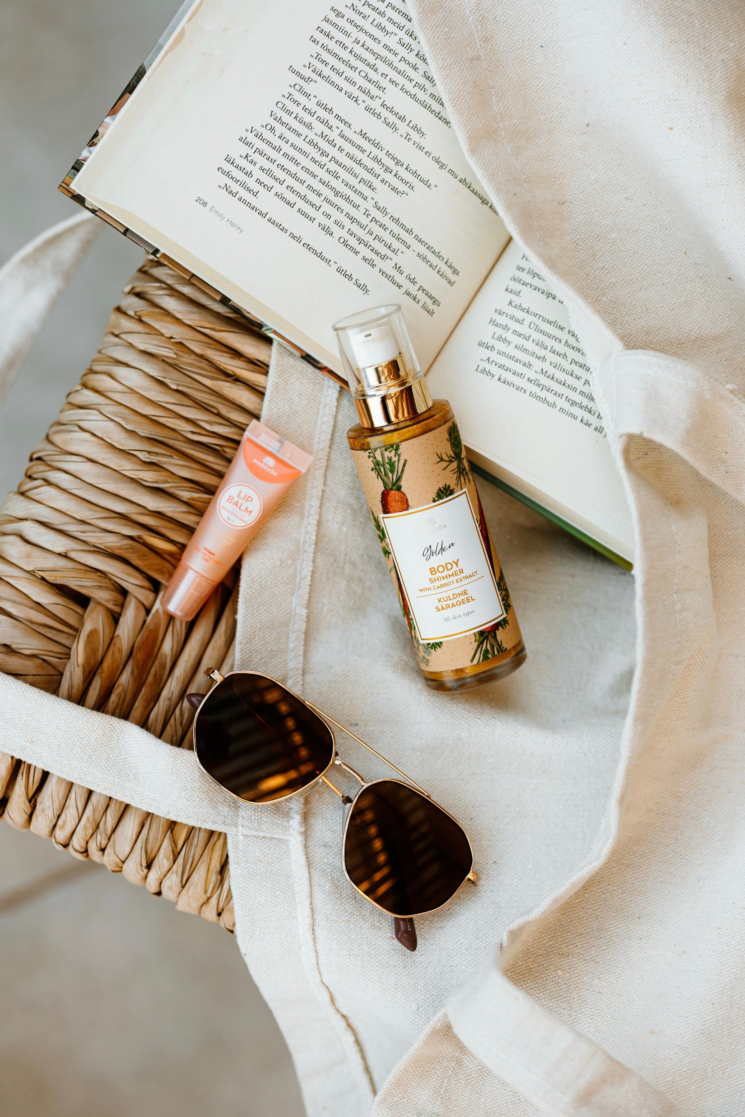 Naturkosmetik Travel Size Produkte im Kulturbeutel – ideale Pflege für unterwegs