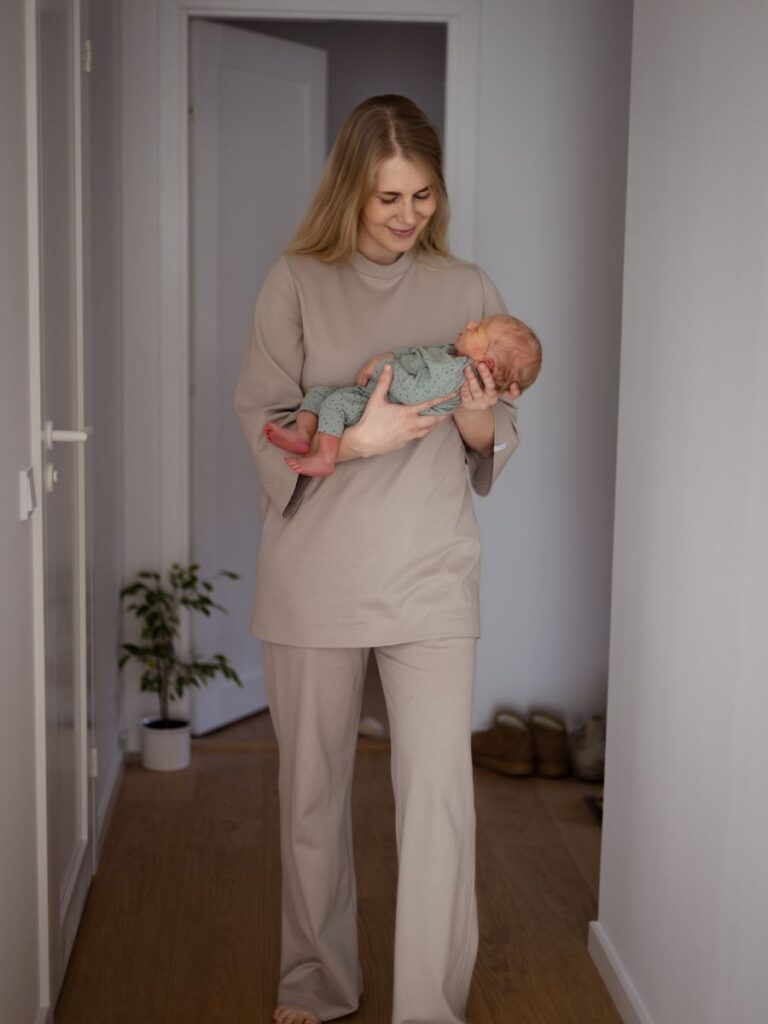 Marleen Aasa mit ihrem Neugeborenen – neue Mutterrolle und minimalistischer Beauty-Alltag