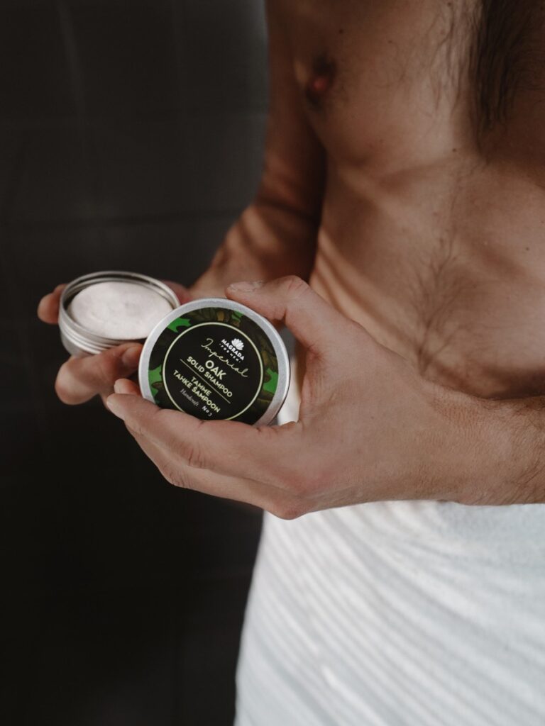 Mann hält Magrada Oak Solid Shampoo in der Hand – festes Shampoo für Männer