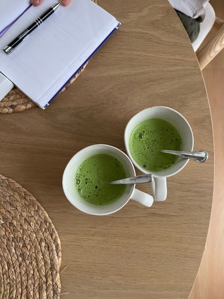 Zwei Tassen Matcha auf Holztisch – Marleens liebstes Ritual für einen bewussten Moment für sich