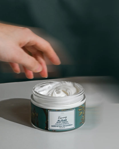 Samtige Textur der LACARLA Algen-Körpercreme bei der Anwendung