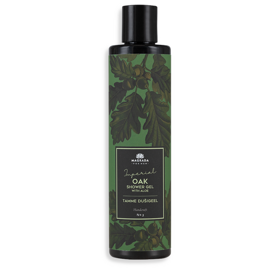 Mann hält Oak Shower Gel Imperial - natürliches Eichen-Duschgel von MAGRADA