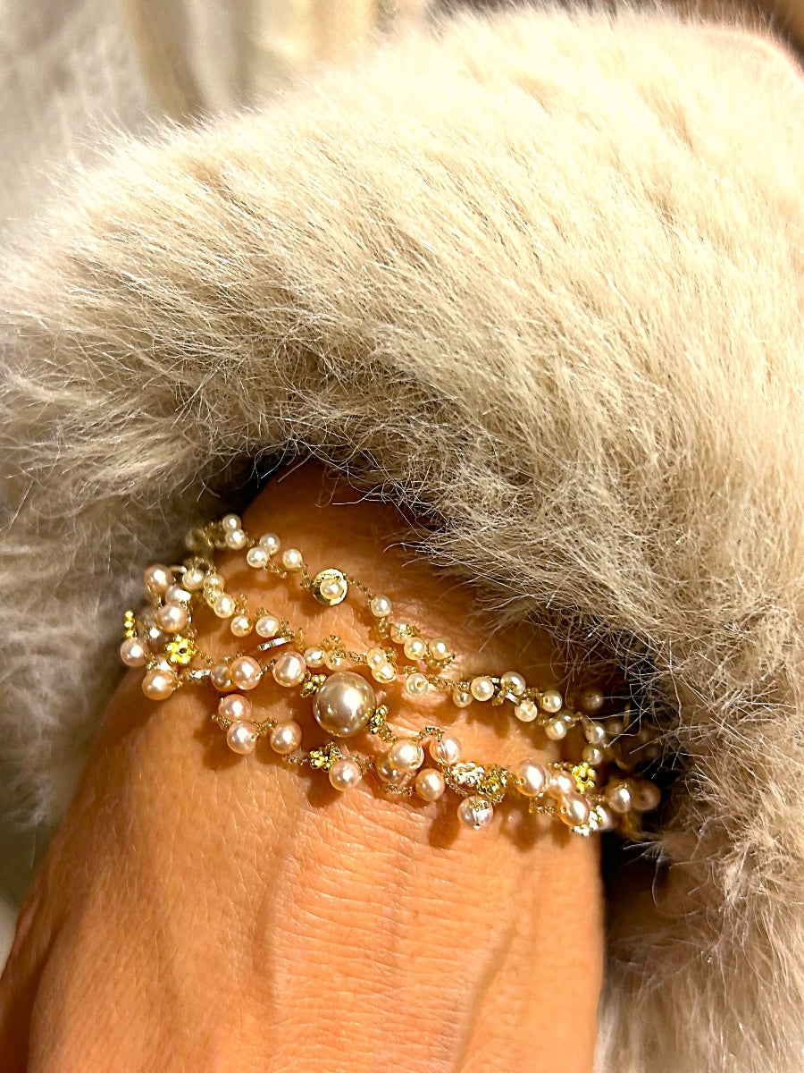 Elastisches Perlenarmband Detail - gehäkelte Struktur mit rosa Süßwasserperlen und silber vergoldetem Verschluss