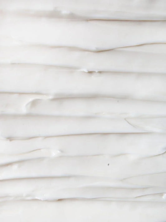 Cremige Textur des Lindenblüten Conditioners von MAGRADA