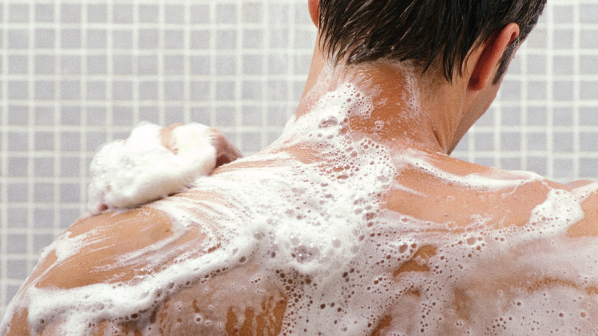 Mann unter der Dusche mit Schaum vom Oak Imperial Duschgel – tägliche Pflegeroutine für Männer