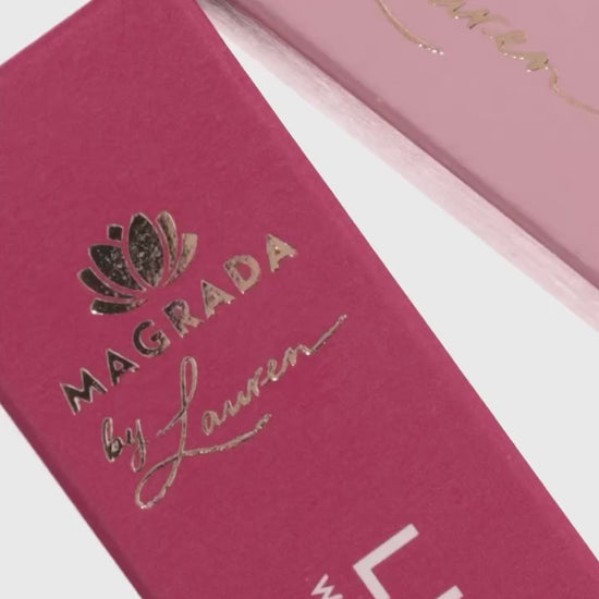 Lip Treatment neben einer Crème brûlée mit Vanille- und Karamellduft