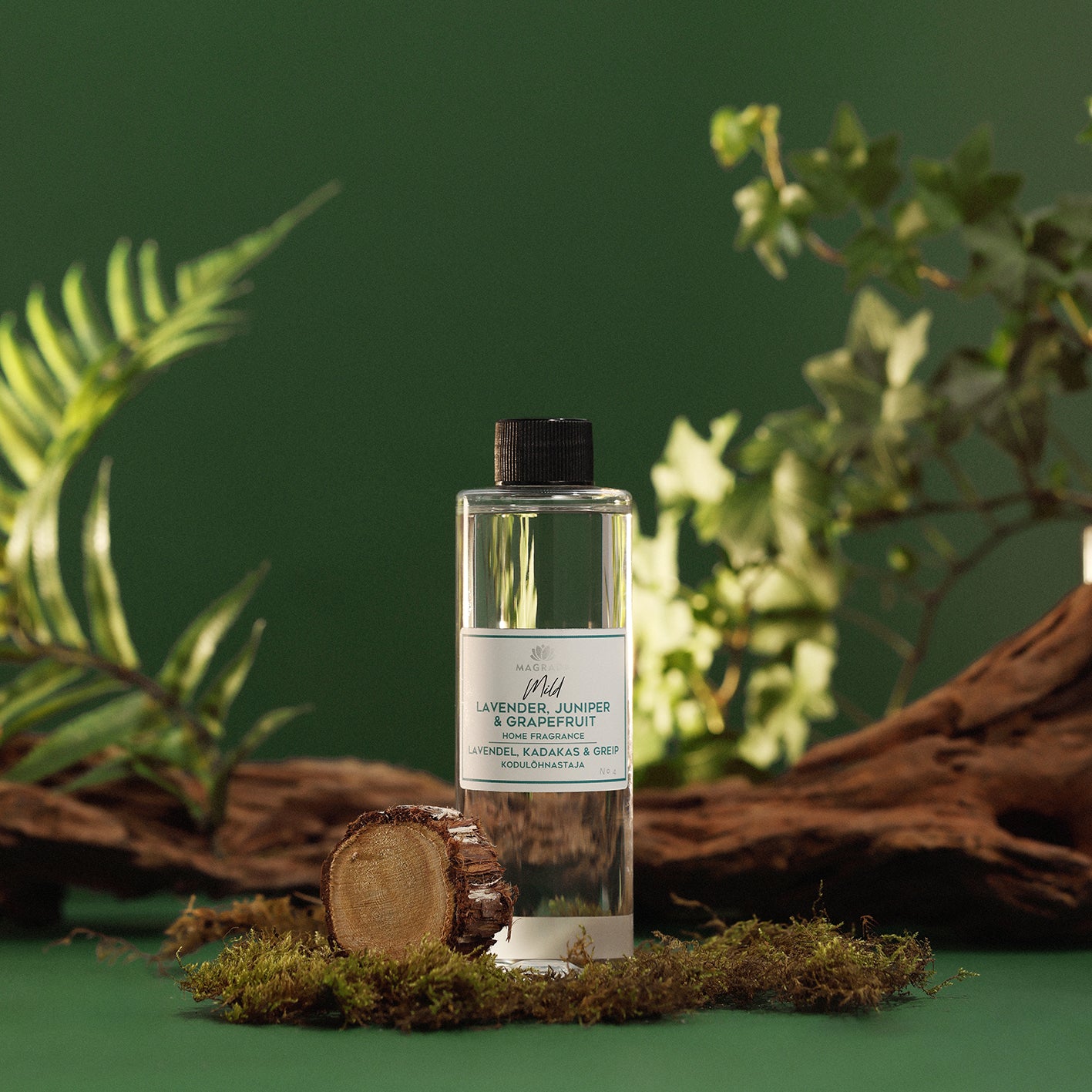 Lavendel, Wacholder & Grapefruit Raumduft-Nachfüllflasche von MAGRADA auf Moos und Holz
