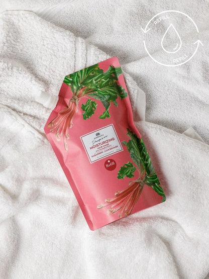 Rhabarber Haarmaske Nachfüllpack 500 ml von MAGRADA – rosa Nachfüllbeutel auf weißem Handtuch