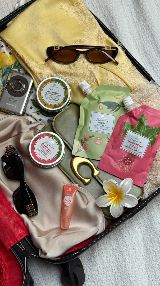 Rhabarber Shampoo und Haarmaske Travel Size im Koffer mit Reise-Accessoires – Reisekosmetik für das Handgepäck