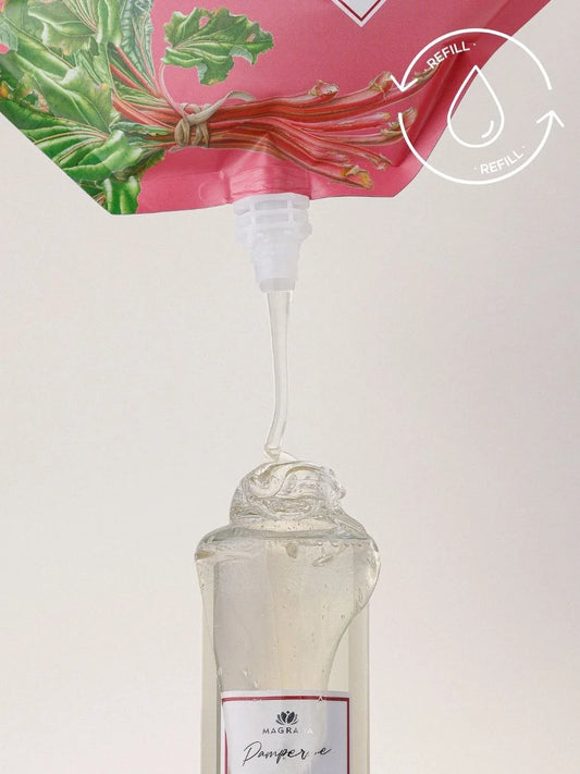 Rhabarber Shampoo wird aus dem Nachfüllbeutel in die Originalflasche umgefüllt