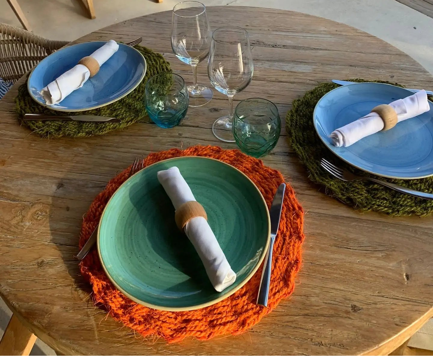 Mediterrane Tischkultur mit rundem Tischset in Orange aus Südfrankreich
