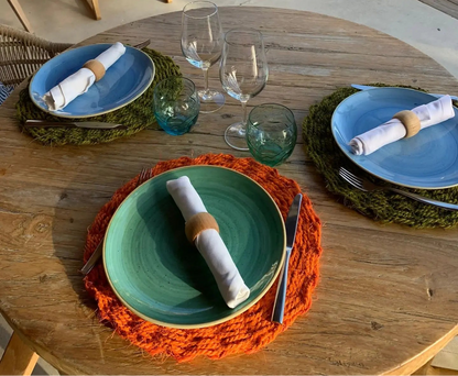 Mediterrane Tischkultur mit rundem Tischset in Orange aus Südfrankreich