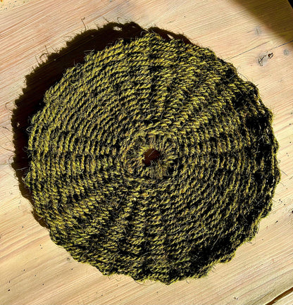 Rundes Tischset 35 cm in Grün auf Holztisch
