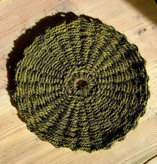 Rundes Tischset 35 cm in Grün auf Holztisch