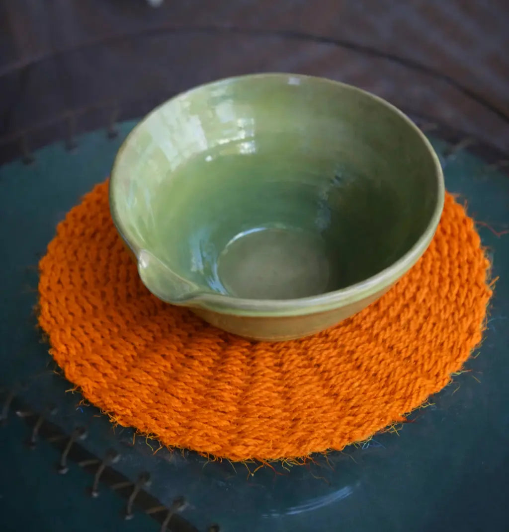 Rundes Tischset Ø 35 cm in Orange (Potiron) auf Holztisch